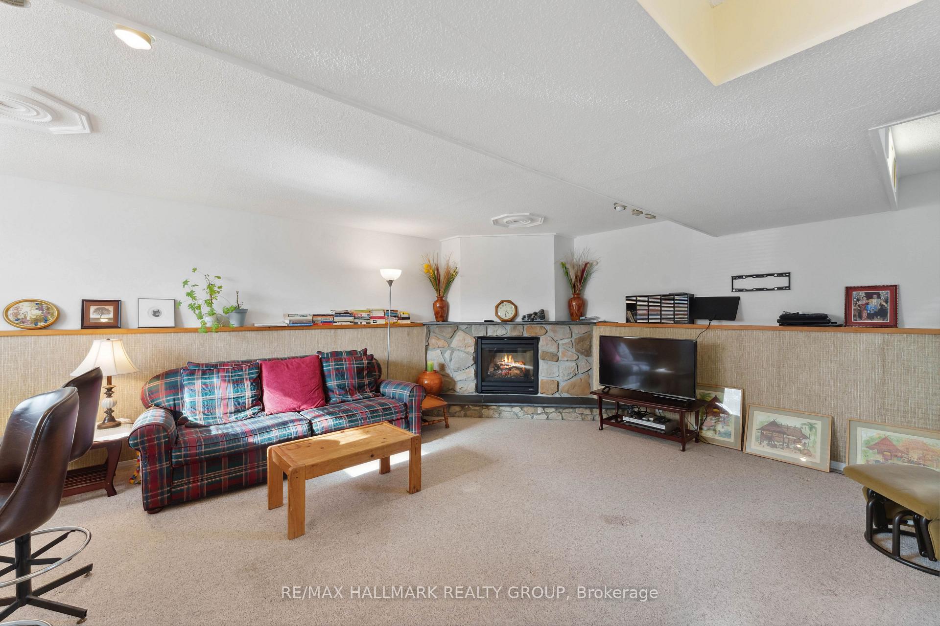 Photo 16 of 737 Stiles Crescent, Ottawa, Beacon Hill North — HOMEH