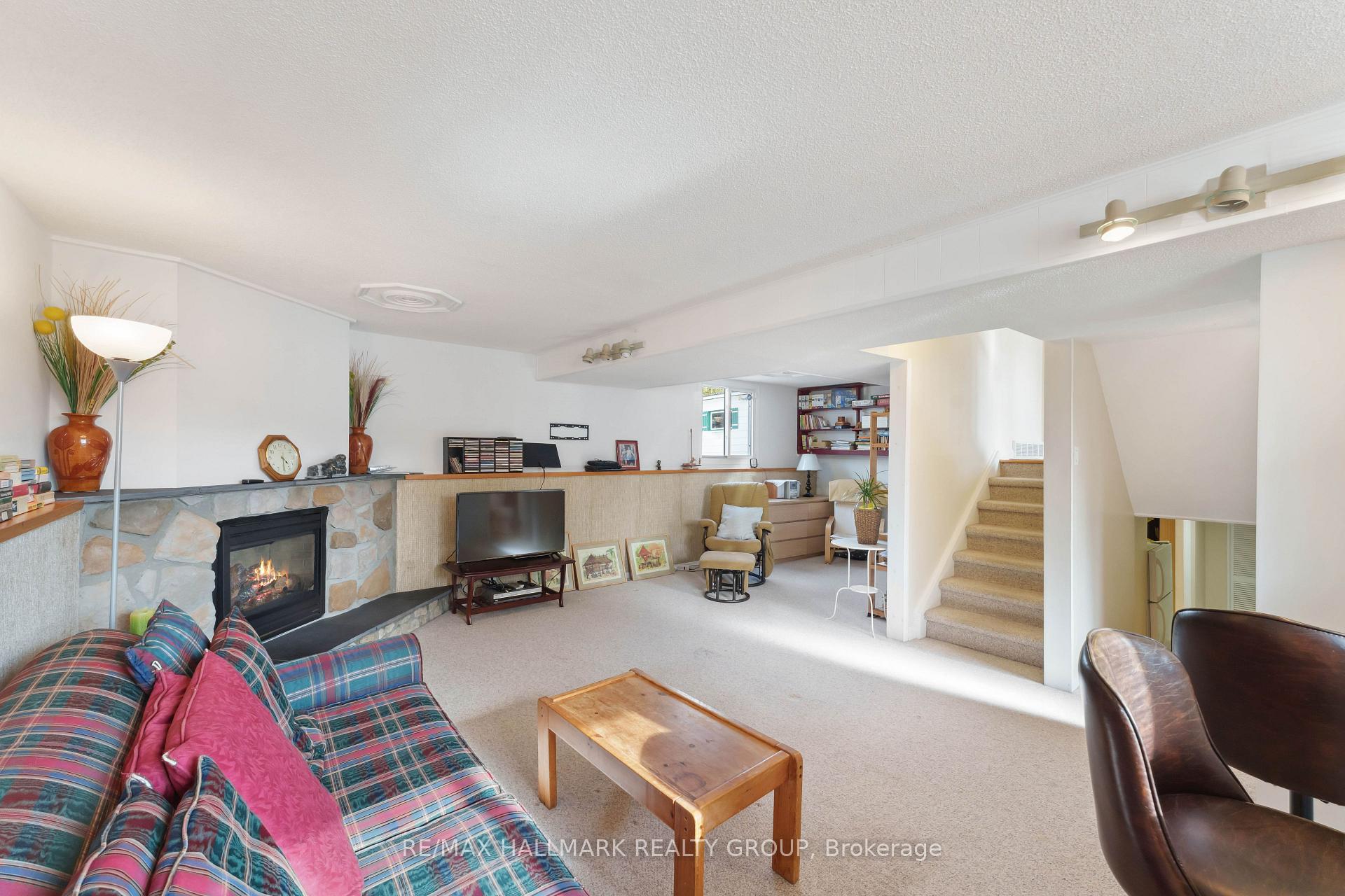Photo 14 of 737 Stiles Crescent, Ottawa, Beacon Hill North — HOMEH