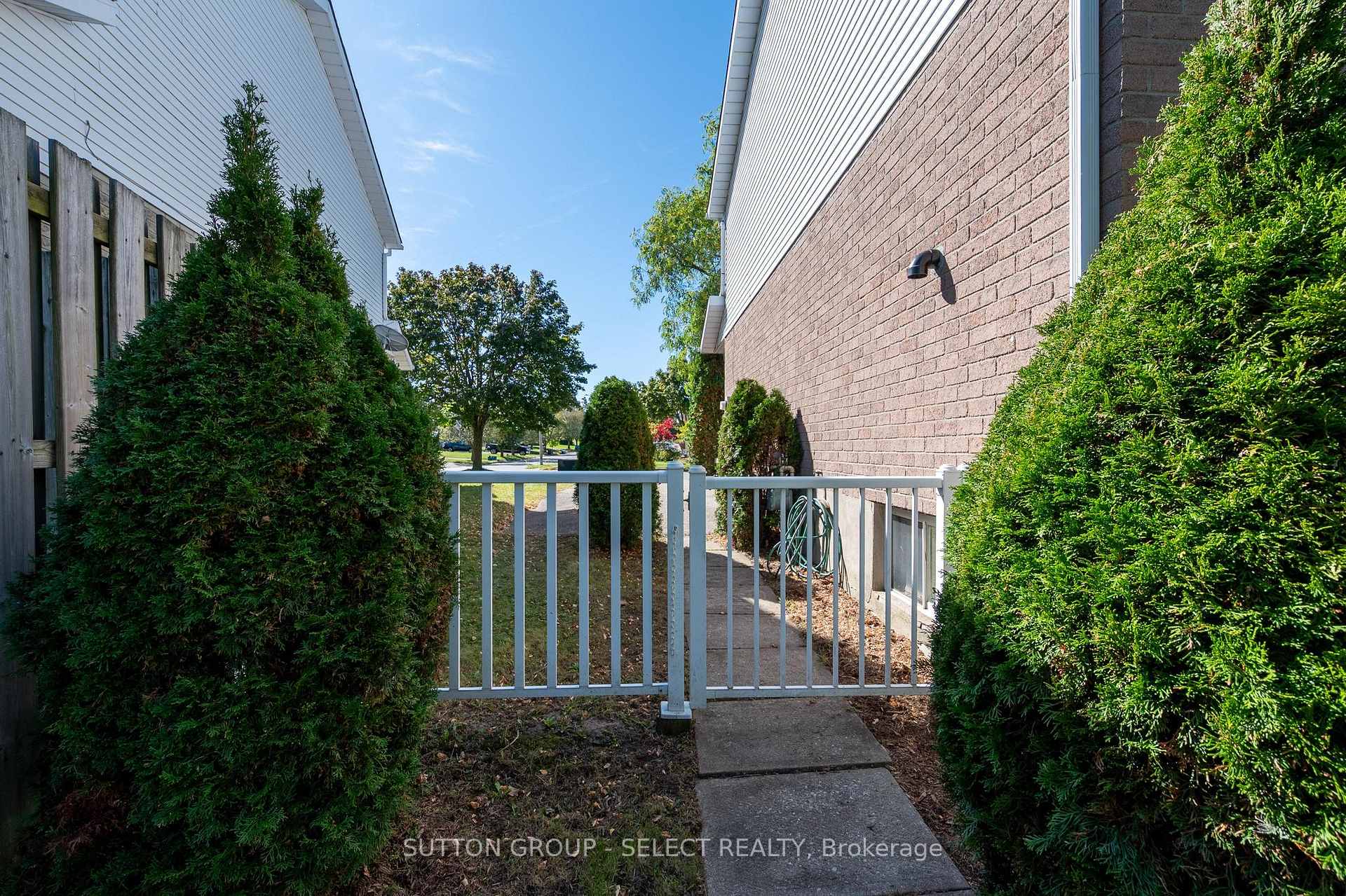 Photo 33 of Unit B, 608 Royal Beech Drive, Waterloo — HOMEH