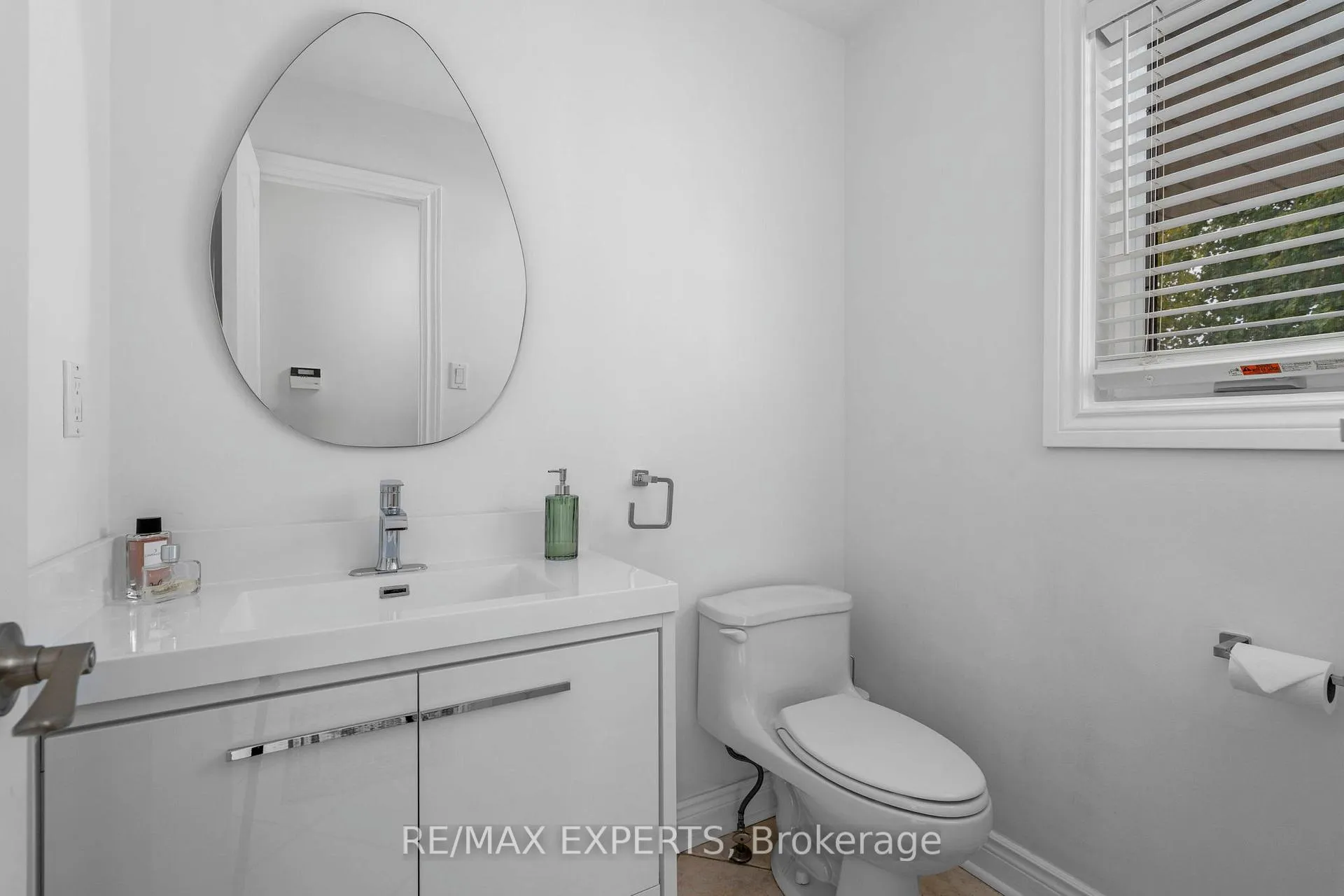 Photo 9 of 53 Mathewson Street, Vaughan, Maple — HOMEH