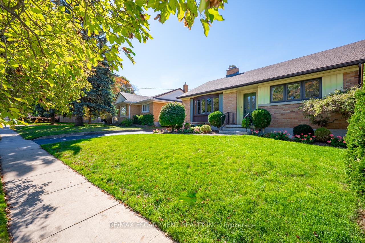 Photo 2 of 97 Ellis Crescent S, Waterloo — HOMEH