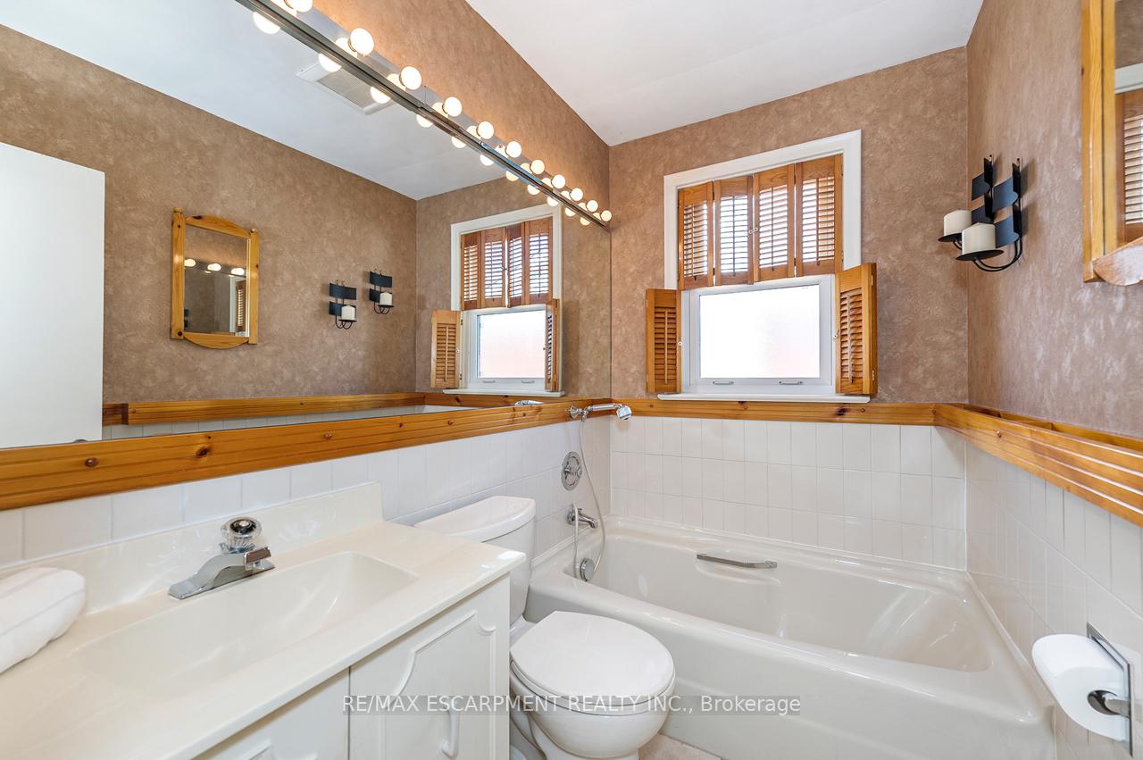 Photo 13 of 97 Ellis Crescent S, Waterloo — HOMEH