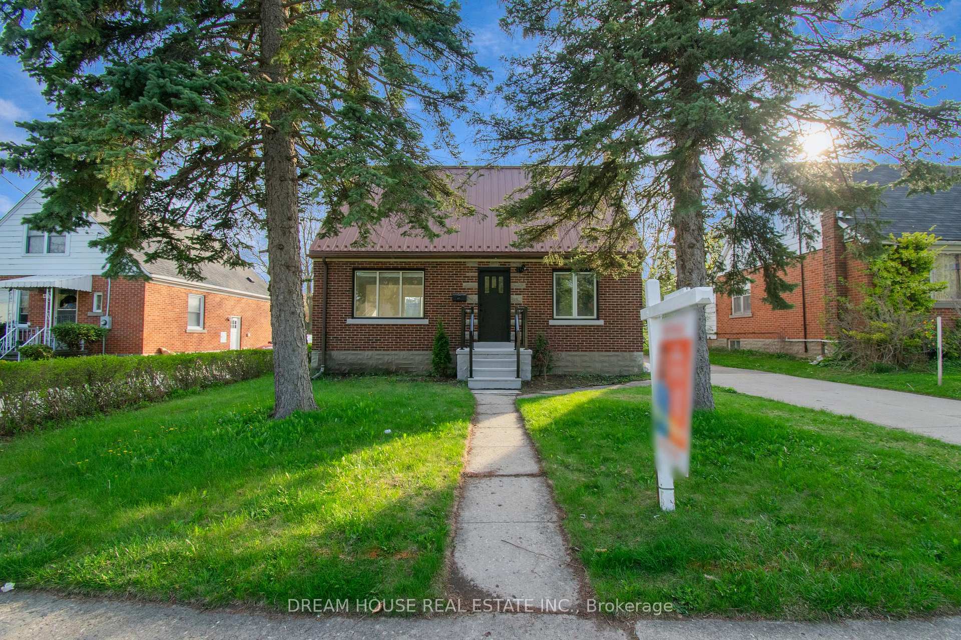 Front of 47 Ellis Crescent N