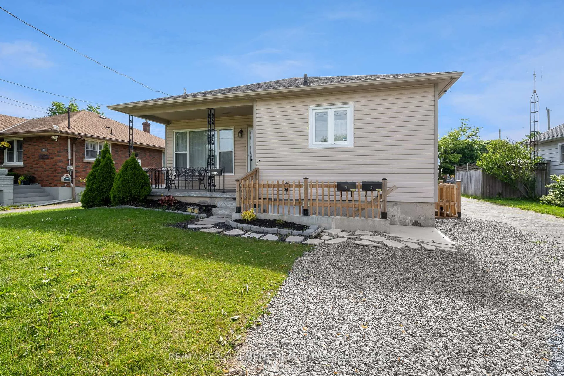 Photo 2 of Unit Main, 16 Golden Boulevard E, Welland, Lincoln/Crowland — HOMEH