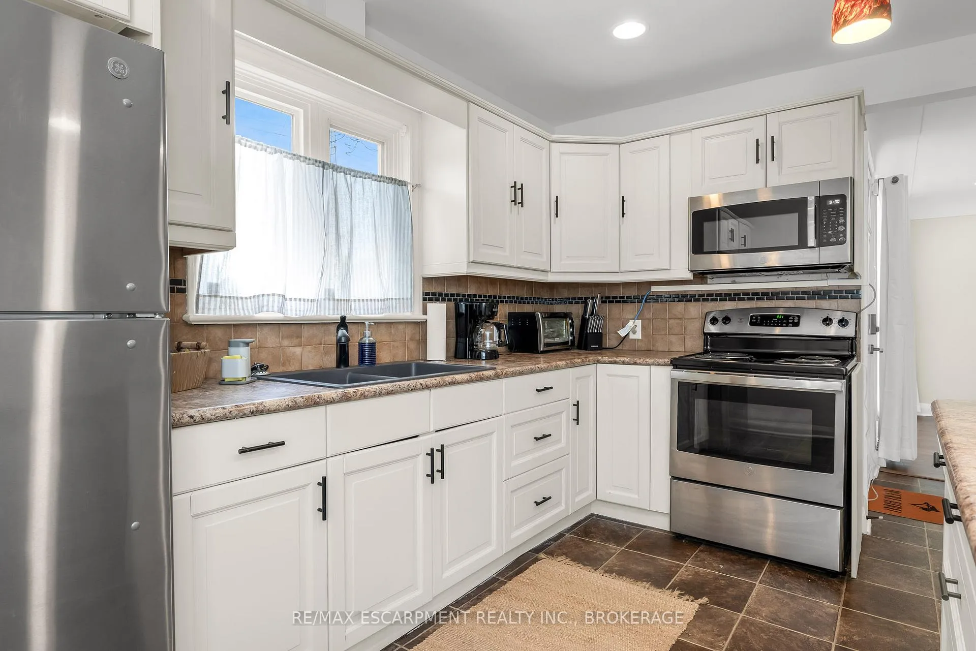 Photo 11 of Unit Main, 16 Golden Boulevard E, Welland, Lincoln/Crowland — HOMEH