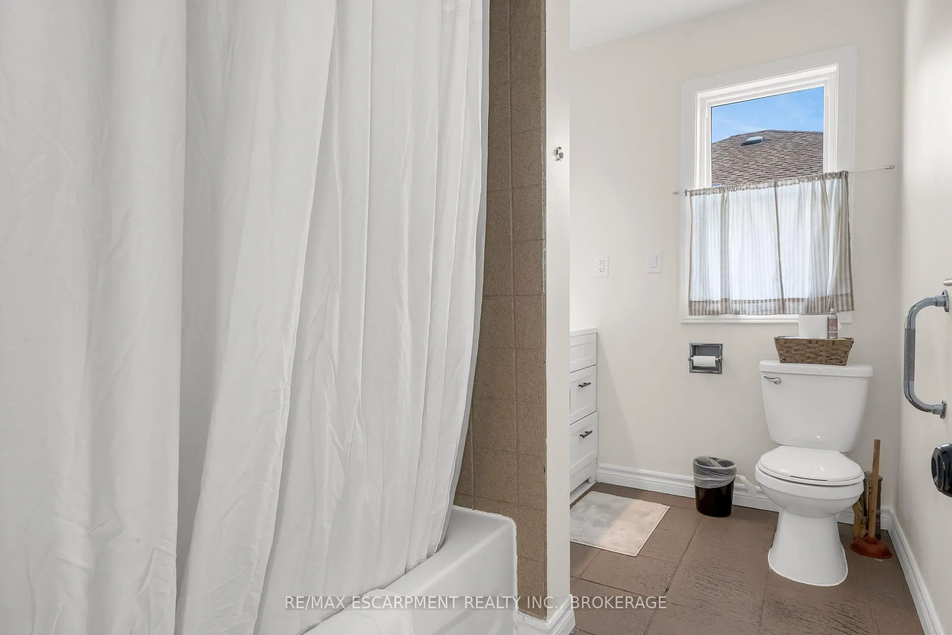 Photo 13 of Unit Main, 16 Golden Boulevard E, Welland, Lincoln/Crowland — HOMEH