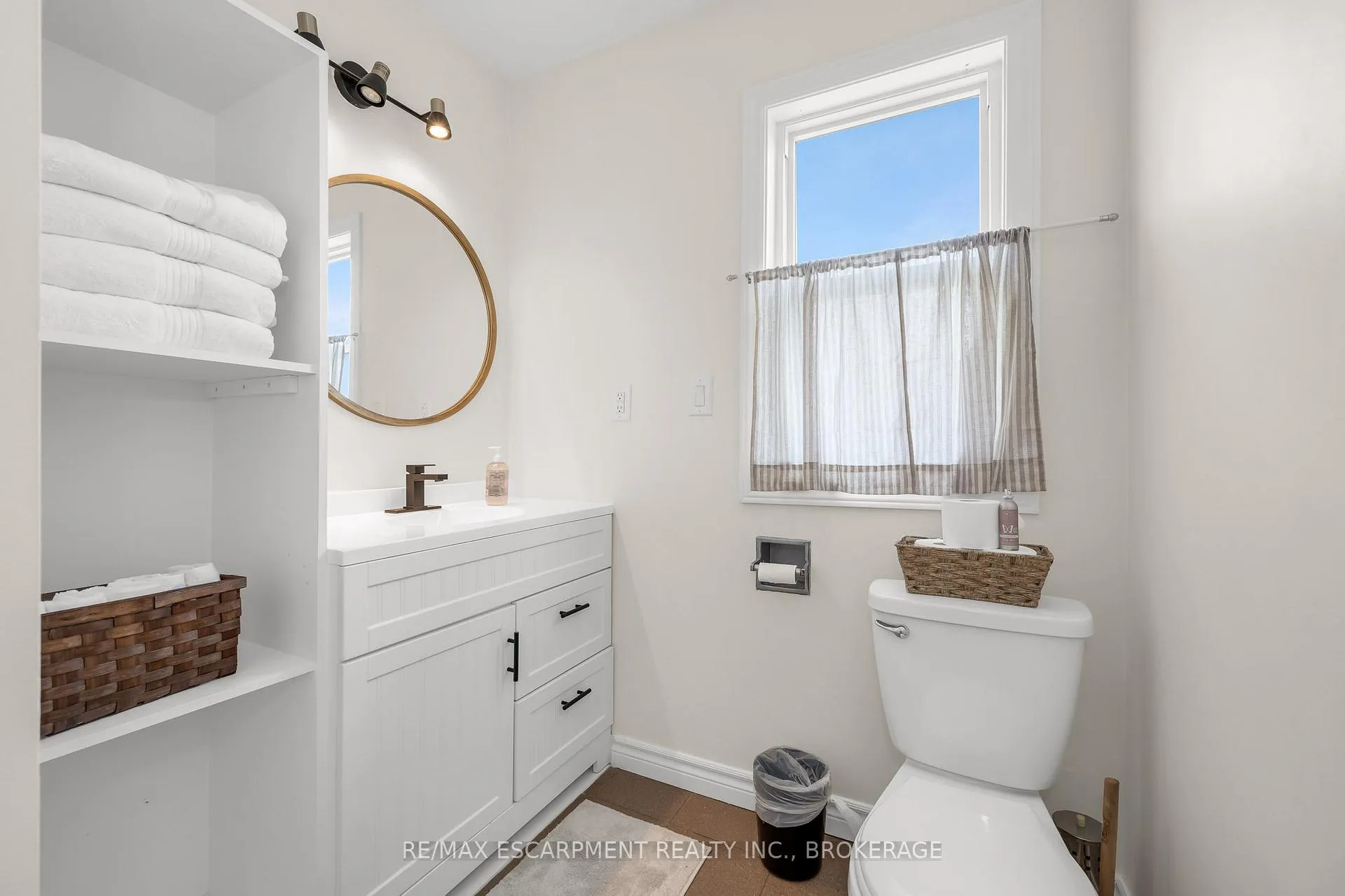 Photo 14 of Unit Main, 16 Golden Boulevard E, Welland, Lincoln/Crowland — HOMEH