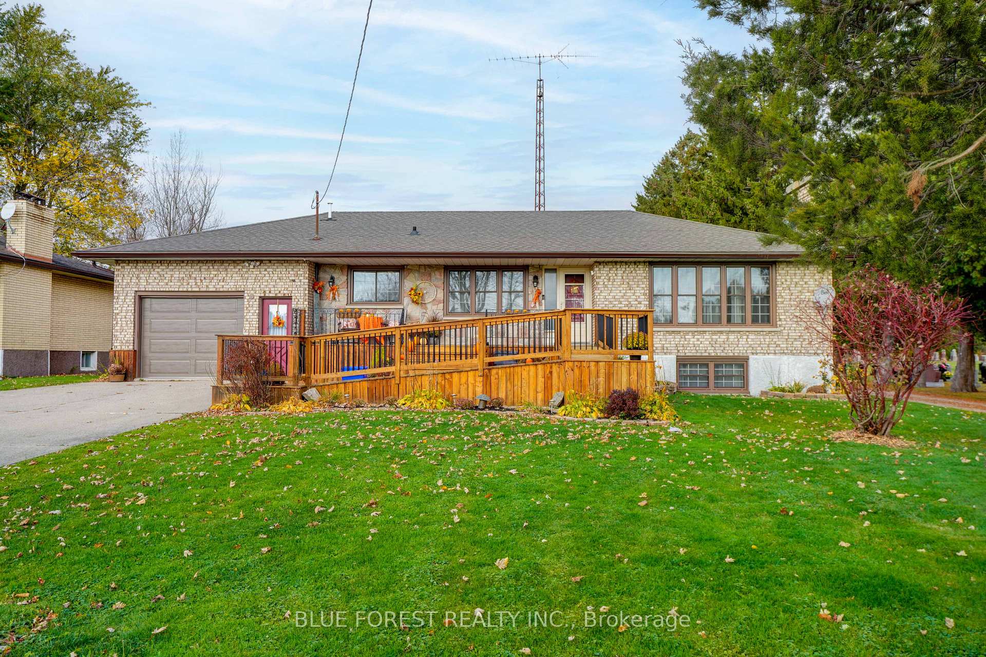 Photo 2 of 24898 Pioneer Line, West Elgin, West Lorne — HOMEH