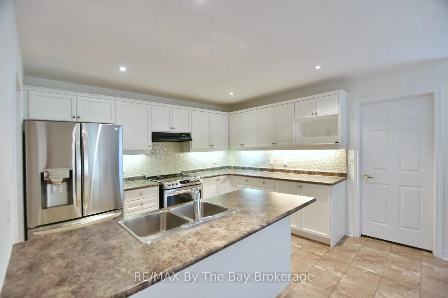 Photo 4 of 7 Meadowood Drive, Wasaga Beach — HOMEH
