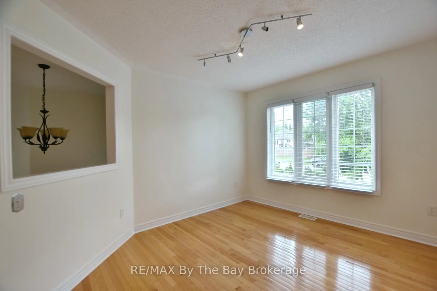 Photo 10 of 7 Meadowood Drive, Wasaga Beach — HOMEH