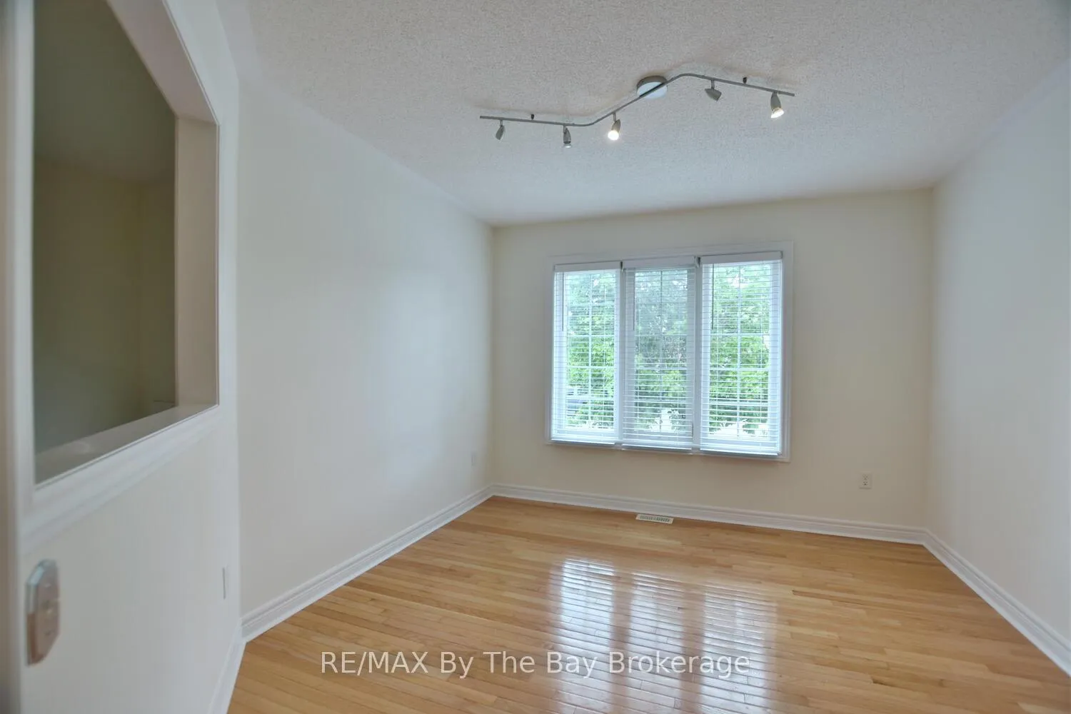 Photo 11 of 7 Meadowood Drive, Wasaga Beach — HOMEH