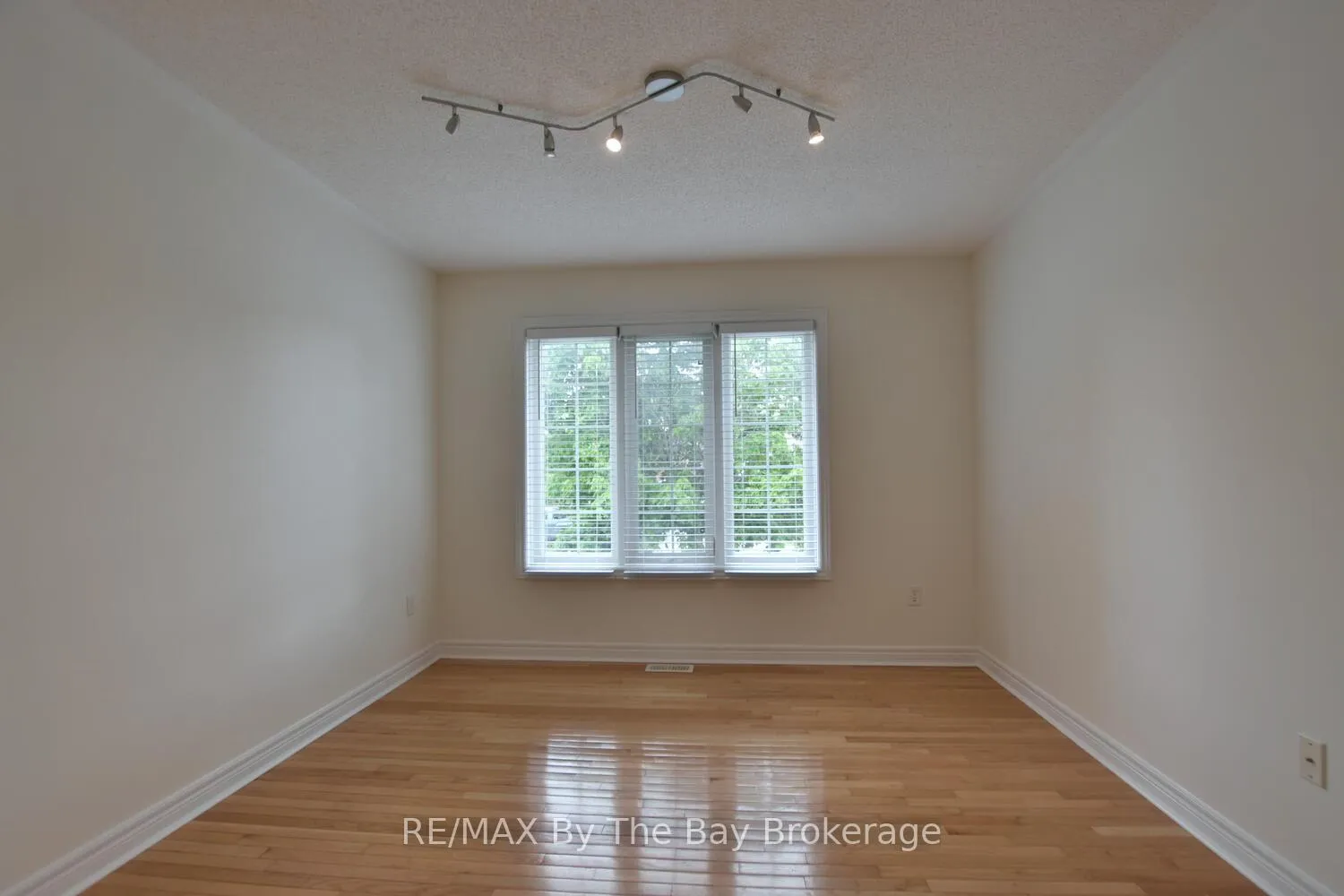 Photo 13 of 7 Meadowood Drive, Wasaga Beach — HOMEH