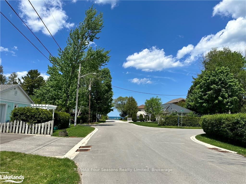 Photo 4 of 30 64th Street N, Wasaga Beach — HOMEH