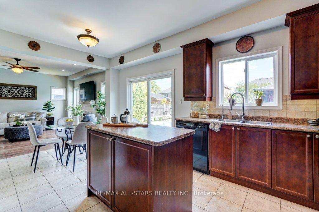 Photo 12 of 54 Cosmos Avenue, Uxbridge — HOMEH