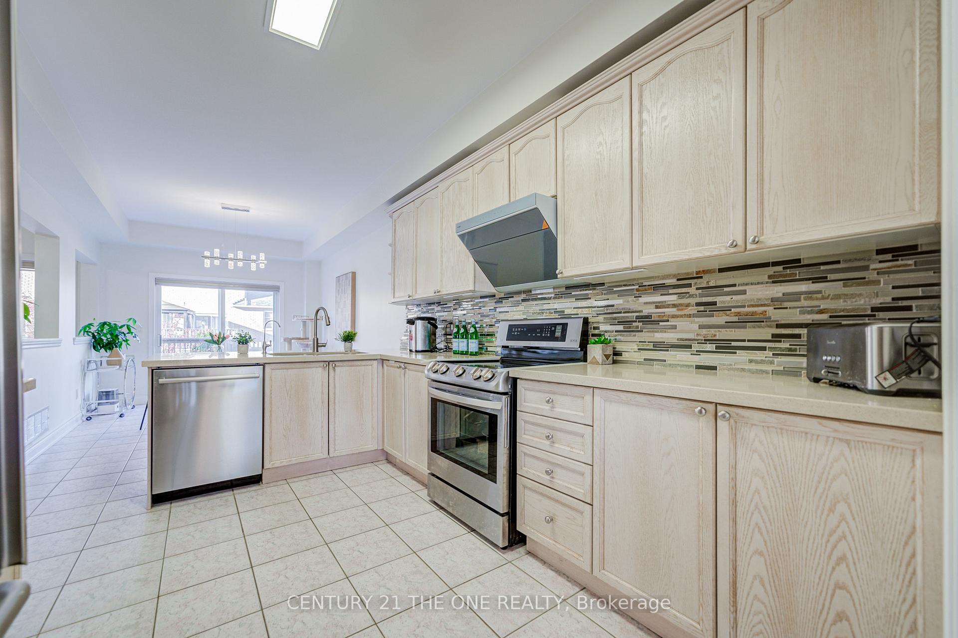 Photo 9 of 46 Mistywood Crescent, Vaughan, Patterson — HOMEH