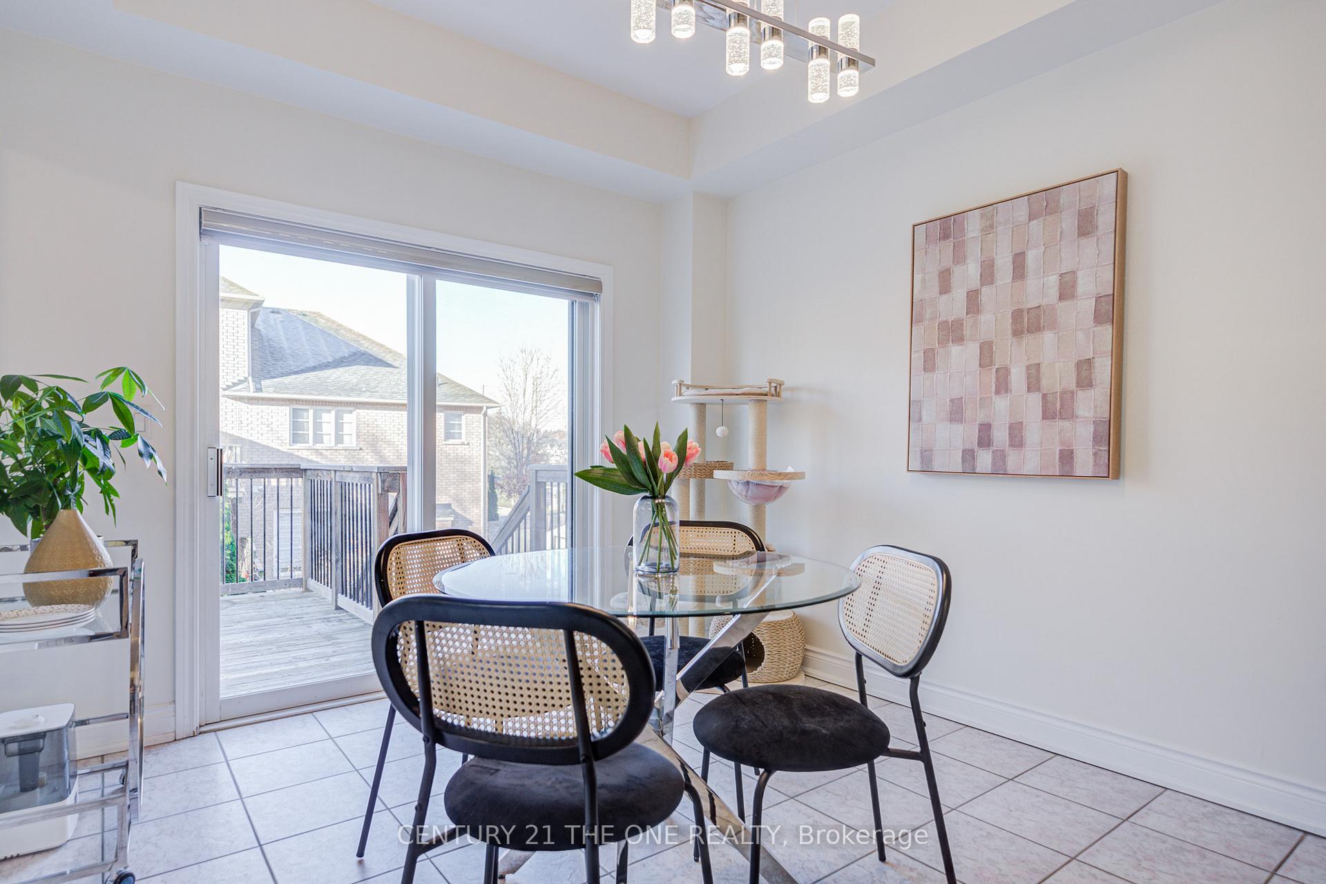 Photo 10 of 46 Mistywood Crescent, Vaughan, Patterson — HOMEH