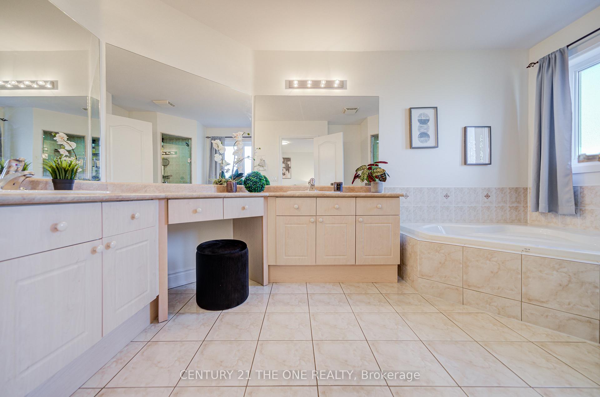 Photo 14 of 46 Mistywood Crescent, Vaughan, Patterson — HOMEH