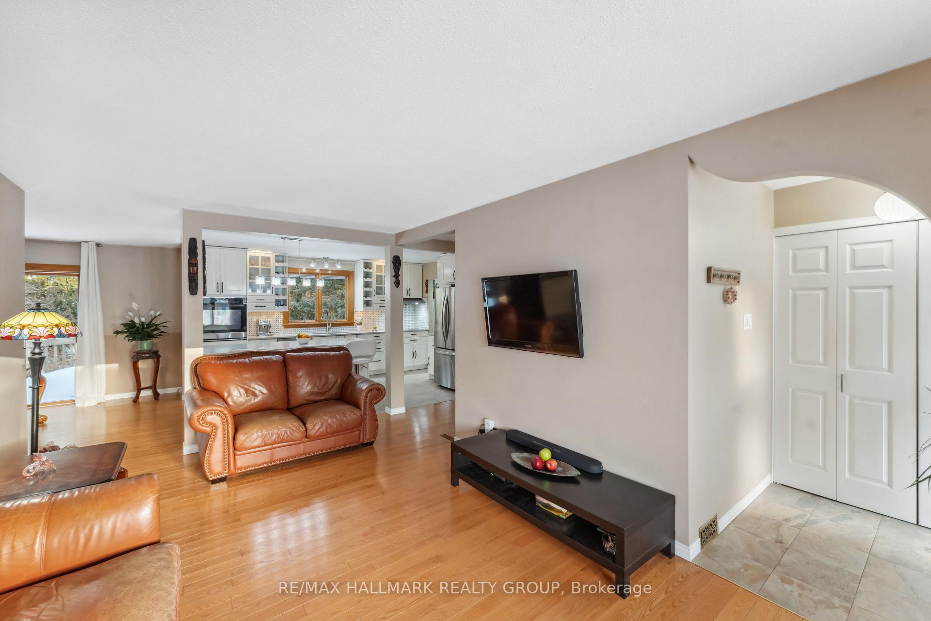 Photo 3 of 619 Clancy Street, Ottawa, Beacon Hill North — HOMEH