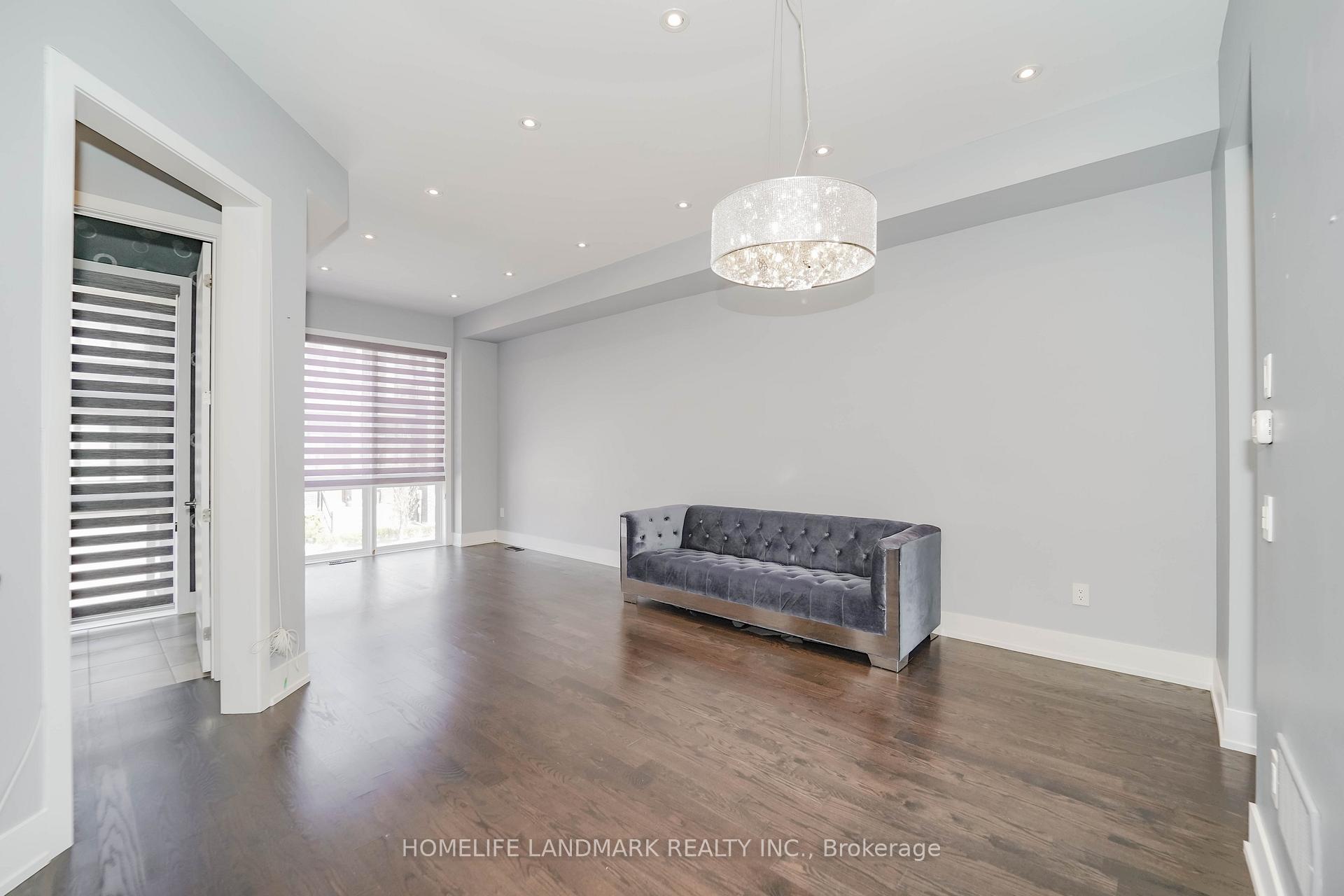 Photo 3 of 8 Crestridge Drive, Vaughan, Patterson — HOMEH