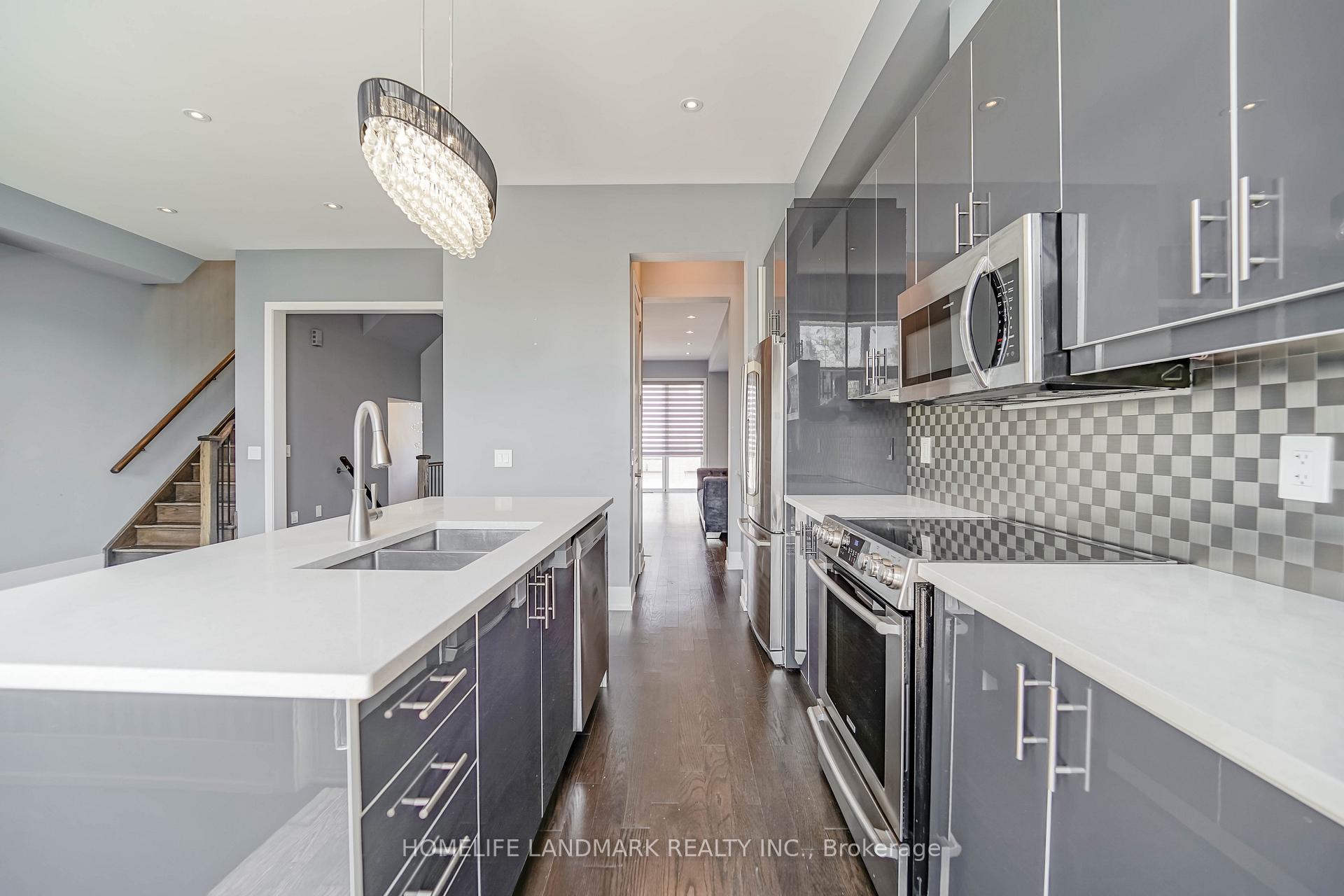 Photo 5 of 8 Crestridge Drive, Vaughan, Patterson — HOMEH