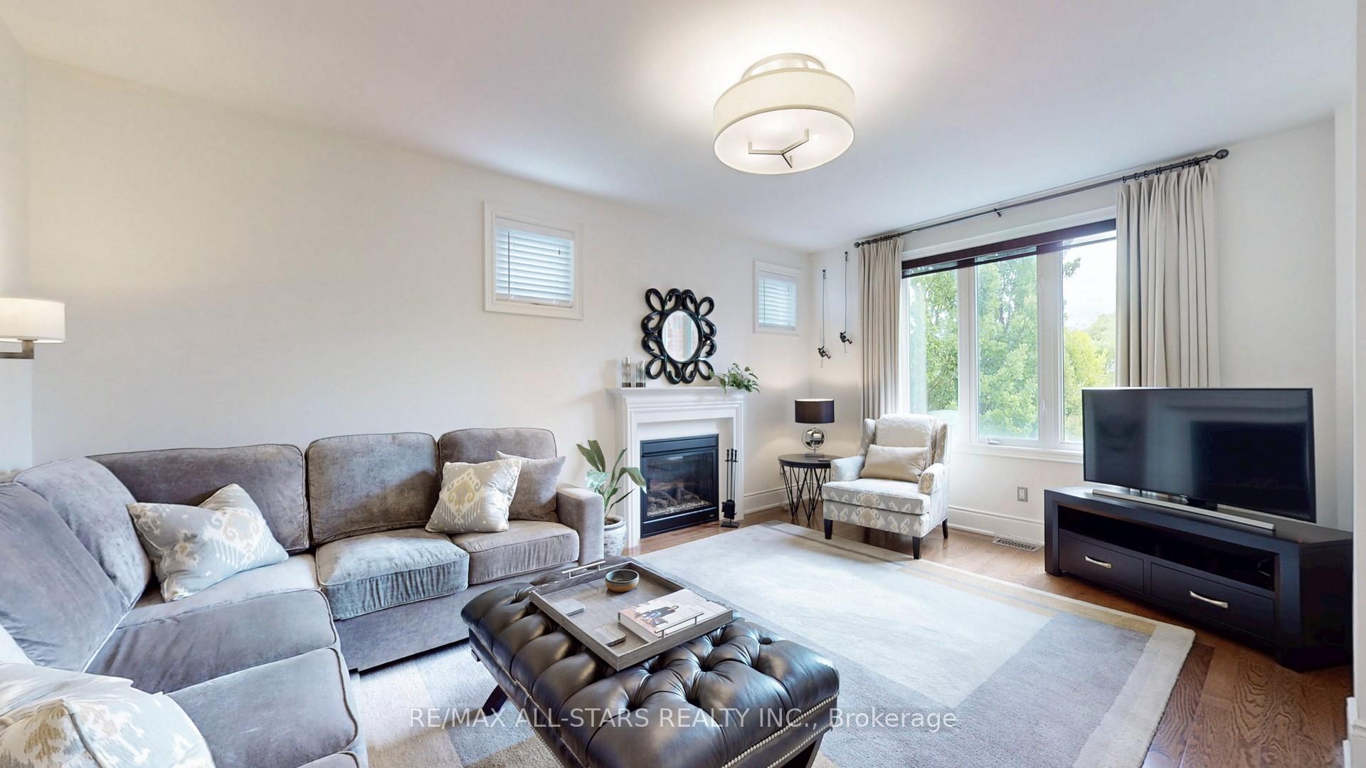 Photo 5 of 94 Campbell Drive S, Uxbridge — HOMEH