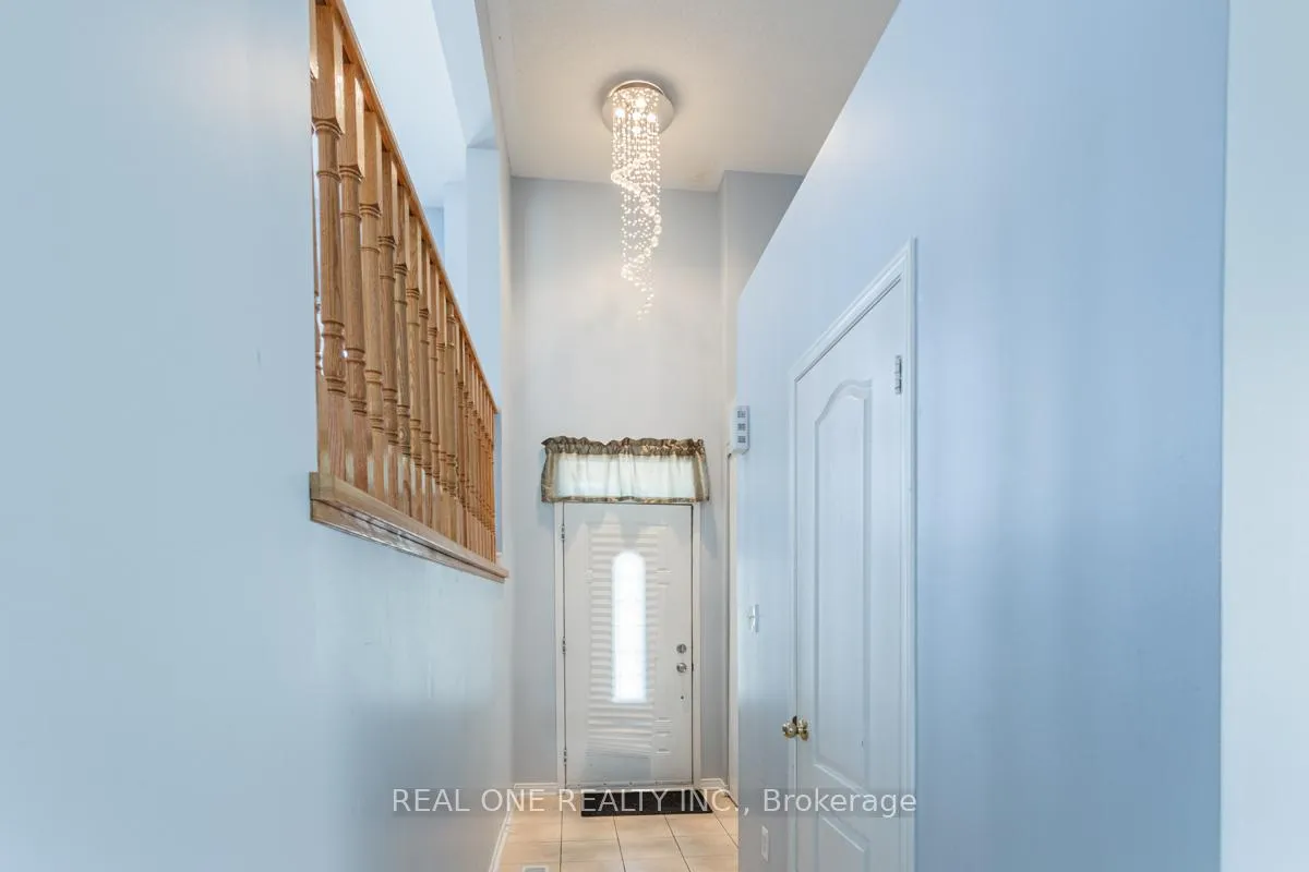 Photo 3 of Unit Upper, 24 Coast Avenue, Vaughan, Maple — HOMEH
