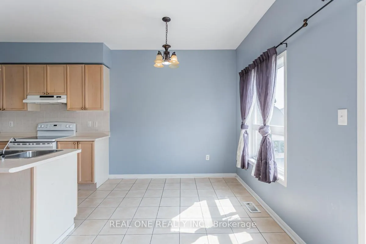 Photo 10 of Unit Upper, 24 Coast Avenue, Vaughan, Maple — HOMEH