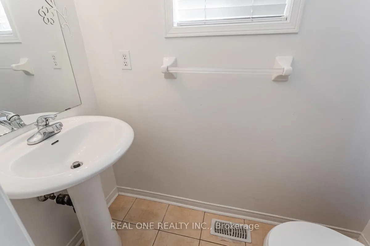 Photo 12 of Unit Upper, 24 Coast Avenue, Vaughan, Maple — HOMEH