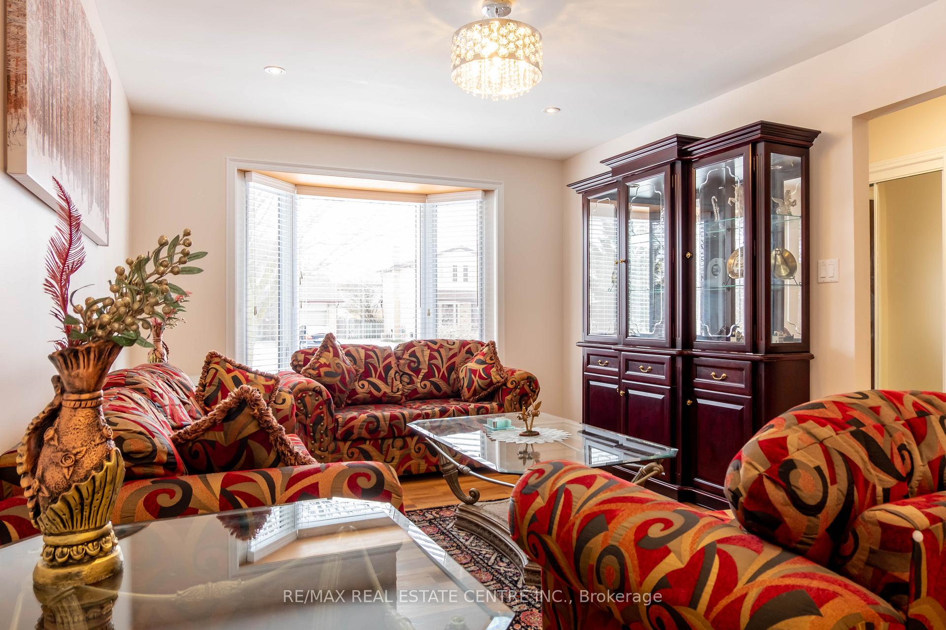 Photo 2 of 389 Wintergreen Drive, Waterloo — HOMEH