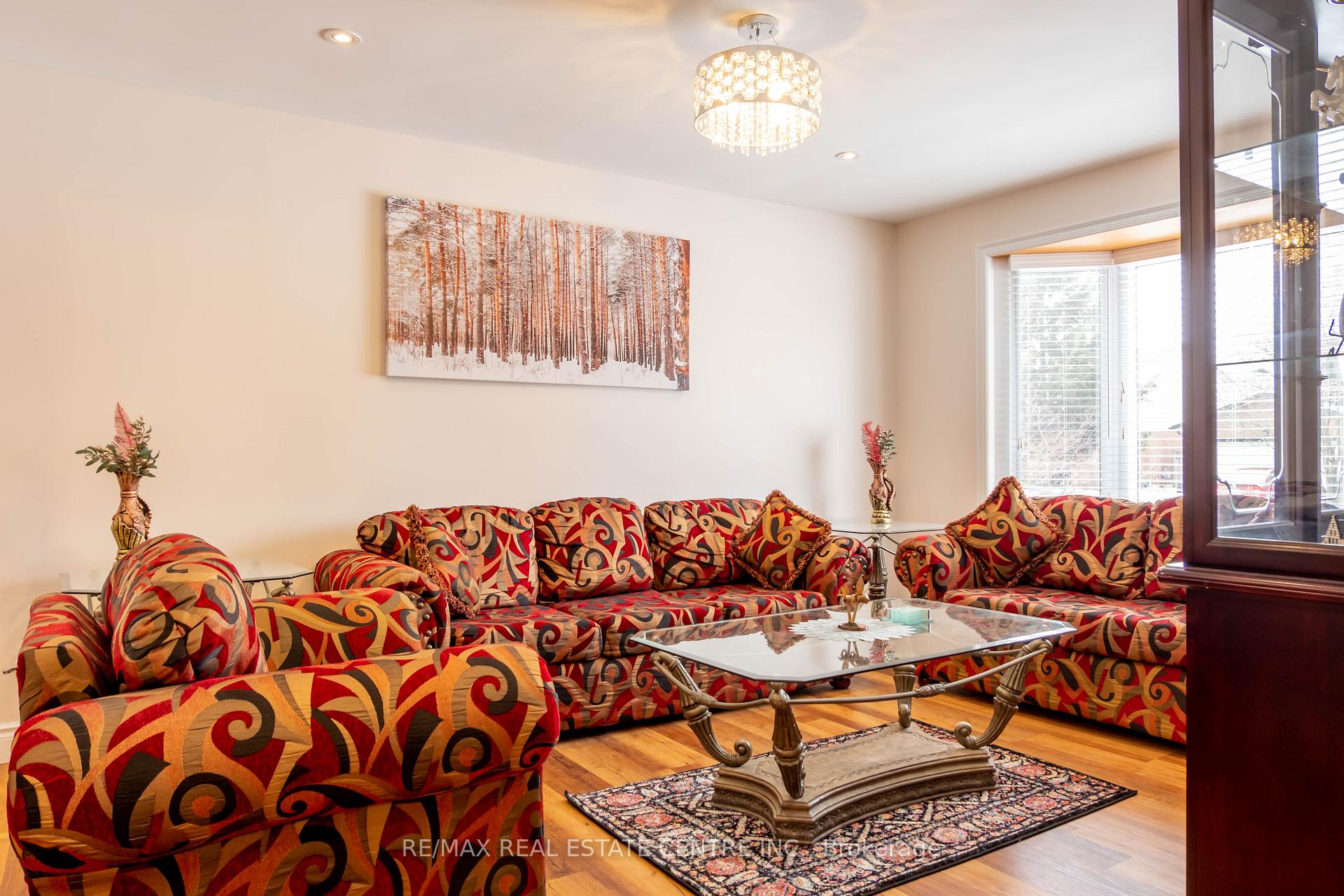 Photo 3 of 389 Wintergreen Drive, Waterloo — HOMEH