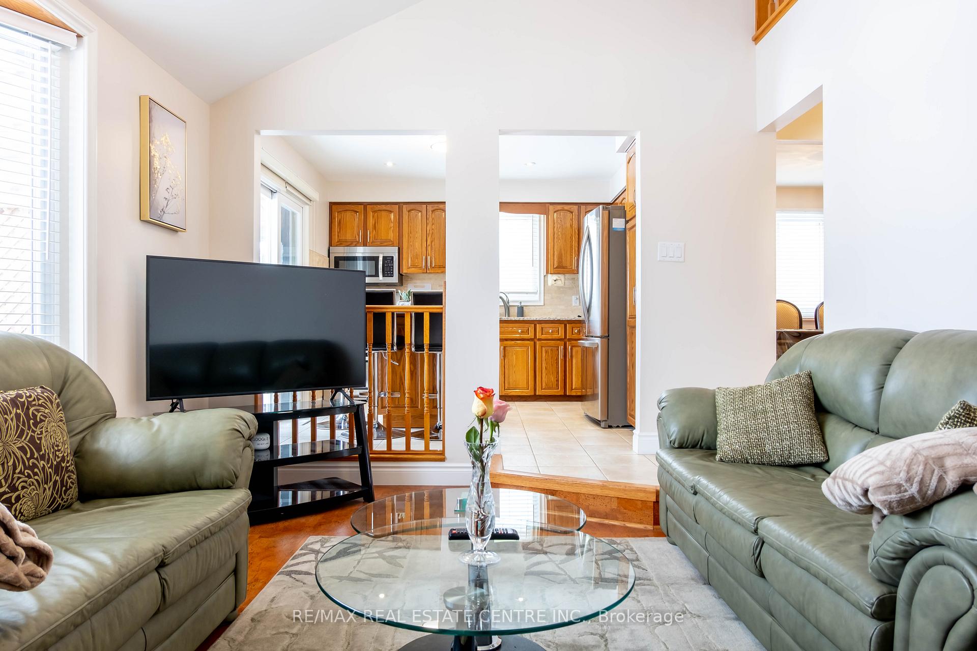 Photo 5 of 389 Wintergreen Drive, Waterloo — HOMEH
