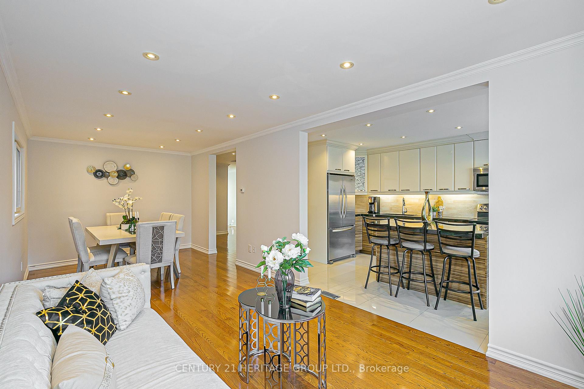 Photo 7 of 32 Mountfield Crescent, Vaughan, Brownridge — HOMEH