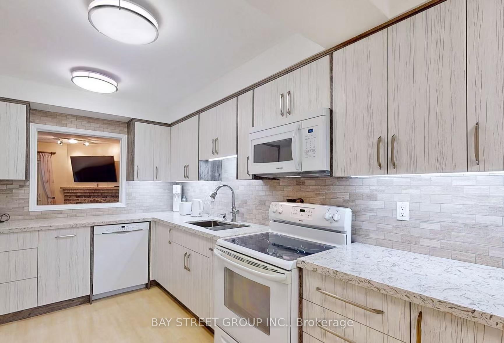 Photo 2 of 46 Gilmore Crescent, Vaughan, Brownridge — HOMEH
