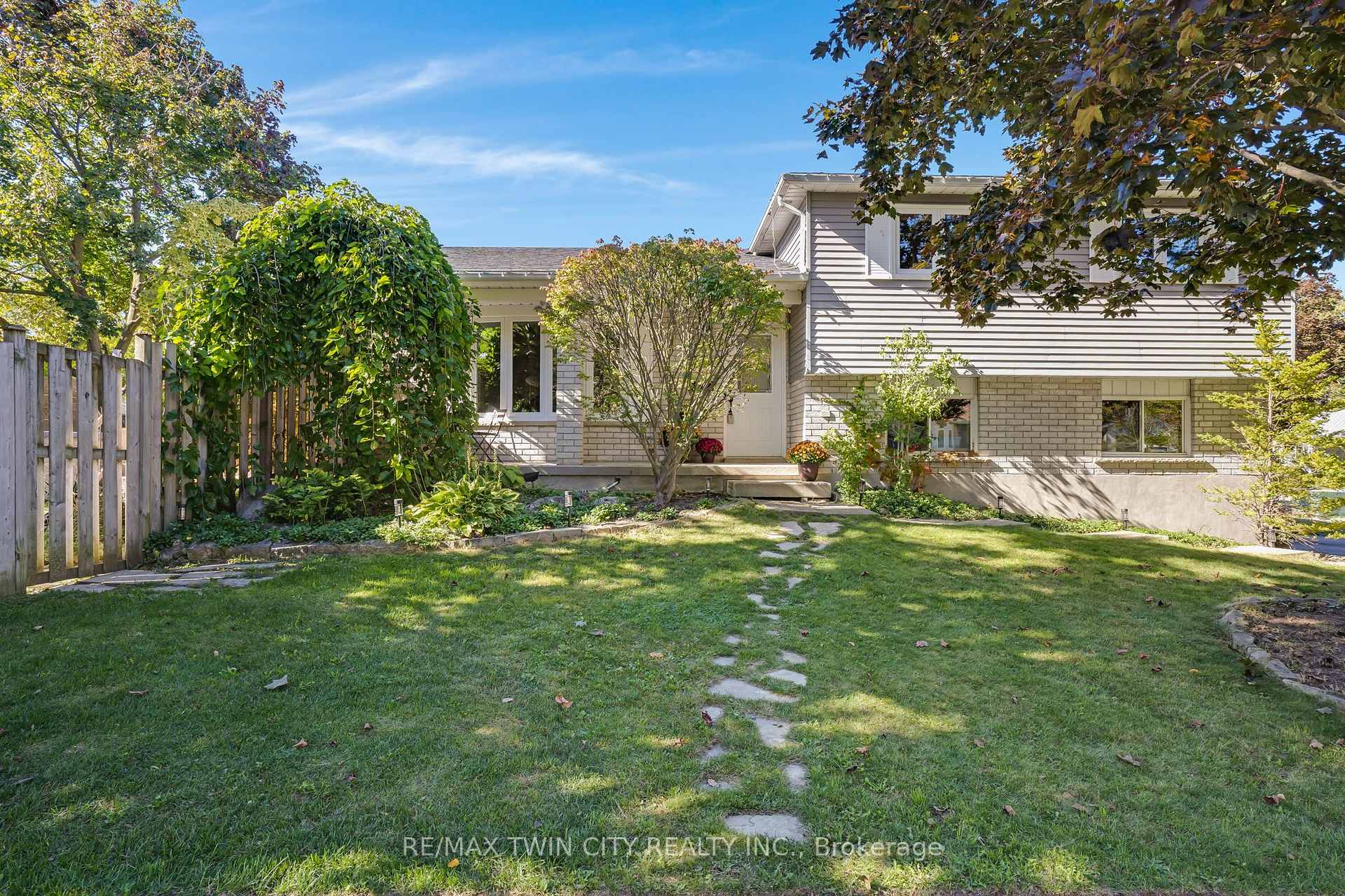 Photo 1 of 276 Camille Crescent, Waterloo, Lexington — HOMEH
