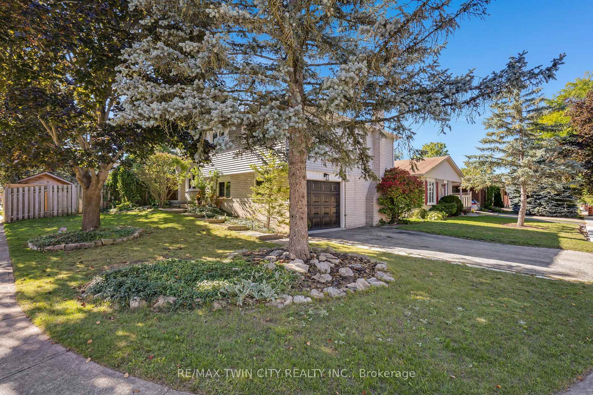 Photo 4 of 276 Camille Crescent, Waterloo, Lexington — HOMEH