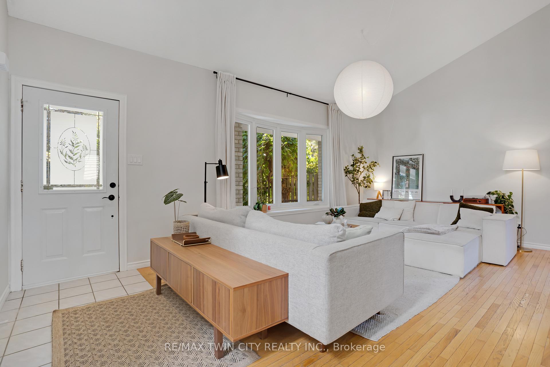 Photo 8 of 276 Camille Crescent, Waterloo, Lexington — HOMEH