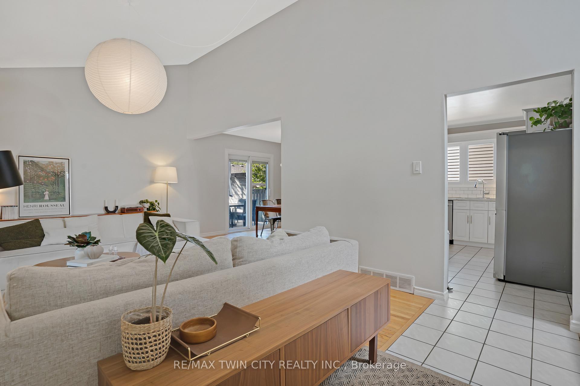 Photo 9 of 276 Camille Crescent, Waterloo, Lexington — HOMEH