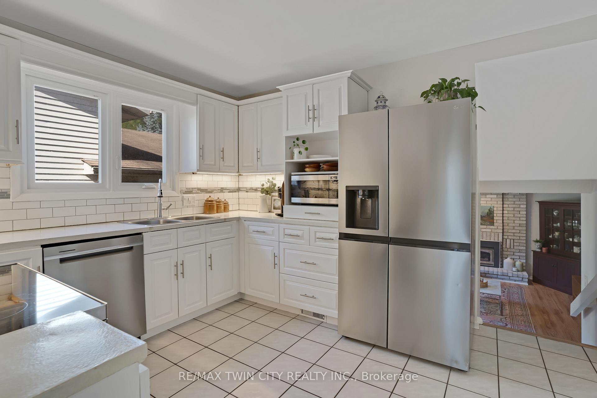 Photo 16 of 276 Camille Crescent, Waterloo, Lexington — HOMEH