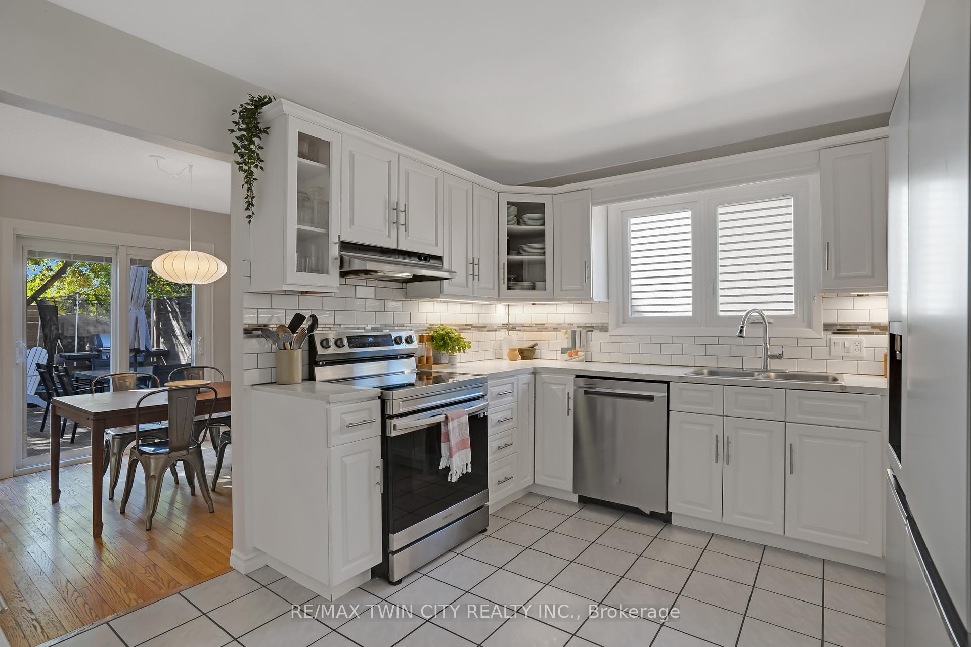 Photo 17 of 276 Camille Crescent, Waterloo, Lexington — HOMEH