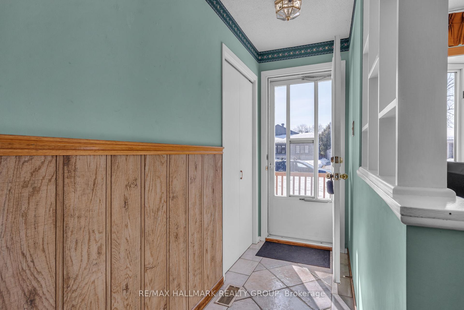 Photo 3 of 2170 Monson Crescent, Ottawa, Beacon Hill North — HOMEH