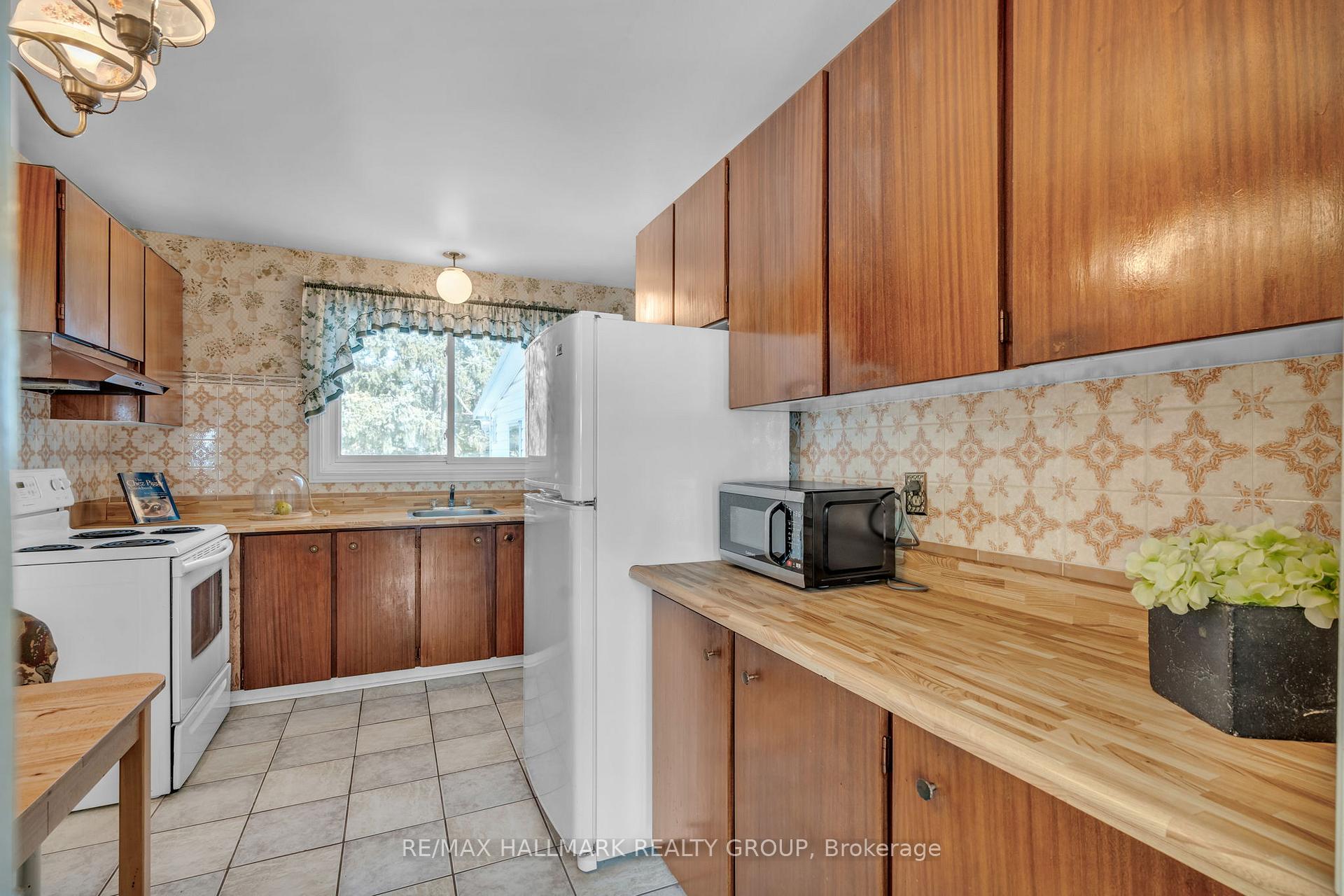 Photo 10 of 2170 Monson Crescent, Ottawa, Beacon Hill North — HOMEH