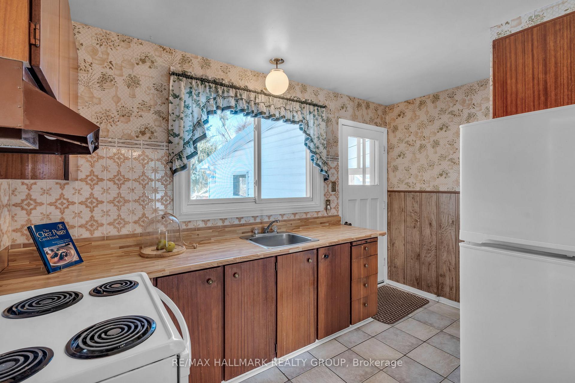 Photo 7 of 2170 Monson Crescent, Ottawa, Beacon Hill North — HOMEH