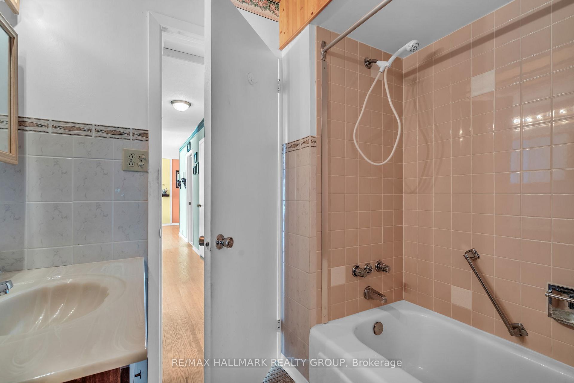 Photo 14 of 2170 Monson Crescent, Ottawa, Beacon Hill North — HOMEH
