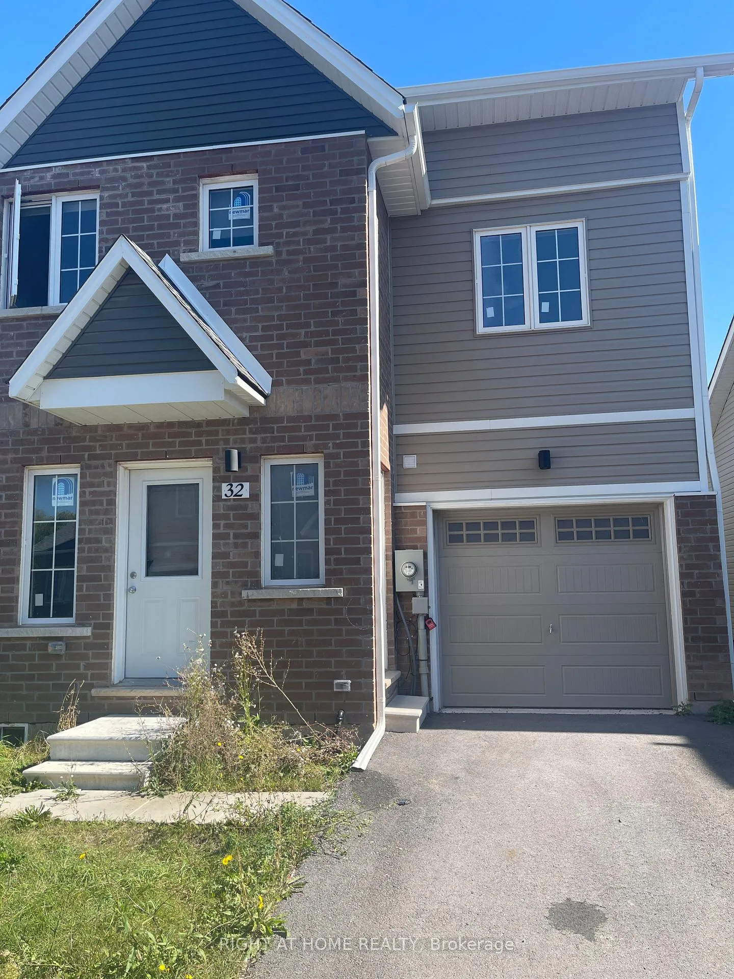 Photo 1 of 32 Waterleaf Trail, Welland, Broadway — HOMEH