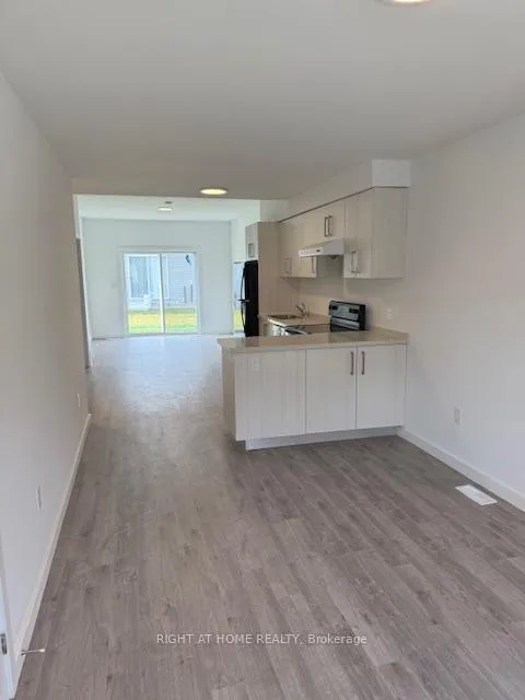 Photo 3 of 32 Waterleaf Trail, Welland, Broadway — HOMEH