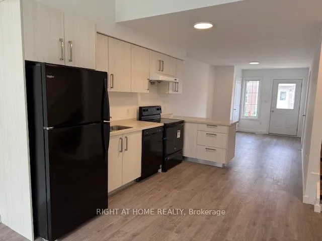 Photo 5 of 32 Waterleaf Trail, Welland, Broadway — HOMEH