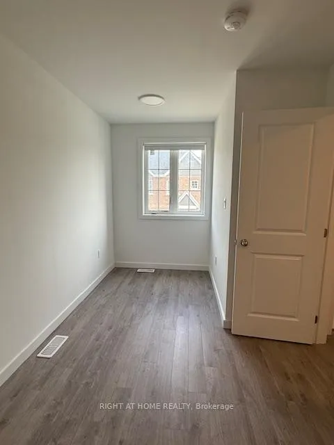 Photo 10 of 32 Waterleaf Trail, Welland, Broadway — HOMEH
