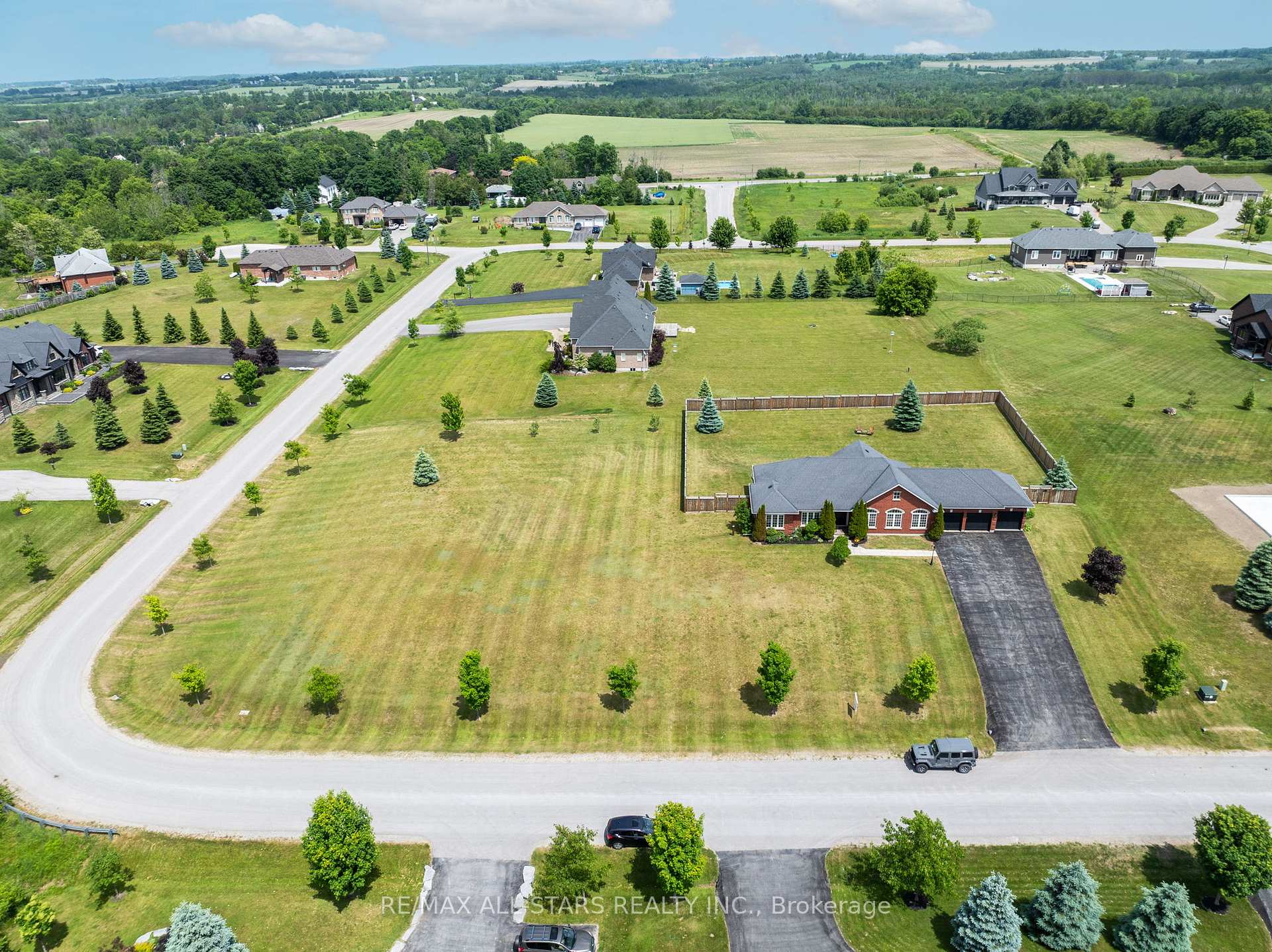 Photo 2 of 28 Bagshaw Crescent, Uxbridge, Rural Uxbridge — HOMEH