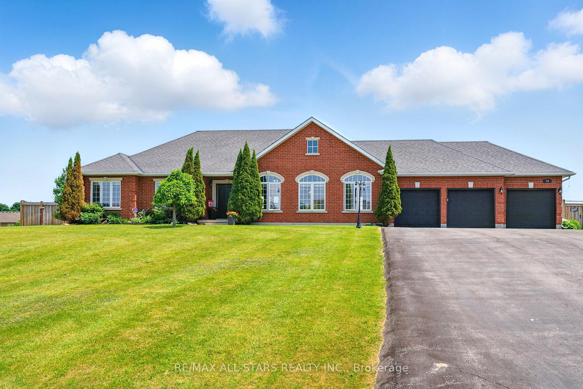 Photo 3 of 28 Bagshaw Crescent, Uxbridge, Rural Uxbridge — HOMEH