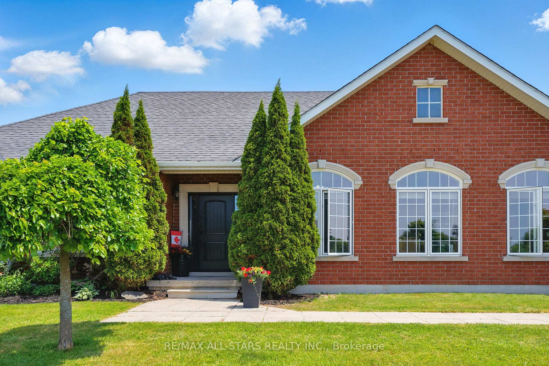 Photo 4 of 28 Bagshaw Crescent, Uxbridge, Rural Uxbridge — HOMEH